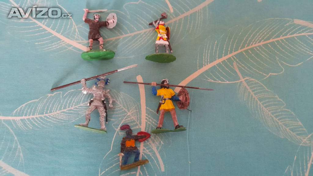 Foto inzerátu Cínoví vojáčci - rytíři, indiáni, pěchota, jízda , děla a další