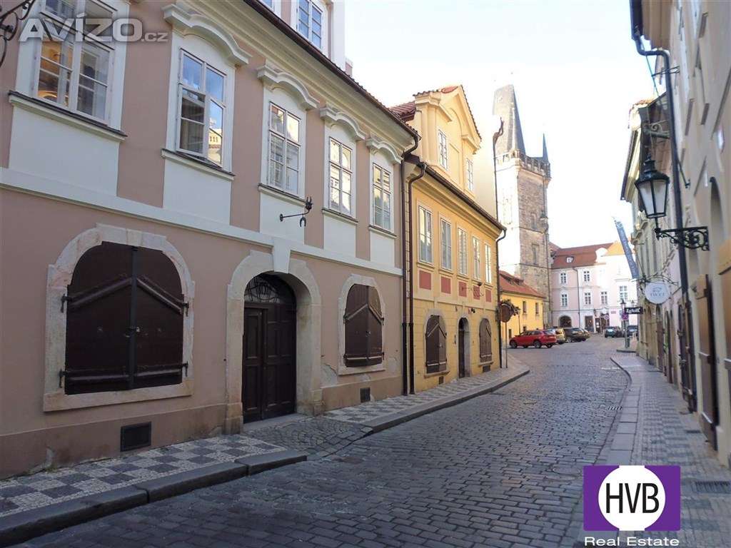 Pronájem nebytového prostoru/obchodu 111 m2 v historickém domě u Karlova mostu, Praha 1-Malá Strana,