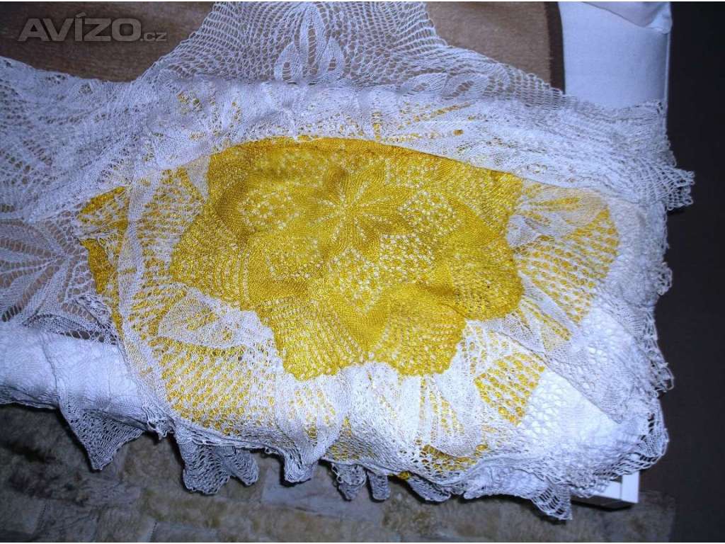 Prodám:ručně pletené a háčkované ubrusy, bílé a žluté, stáří cca 60 let