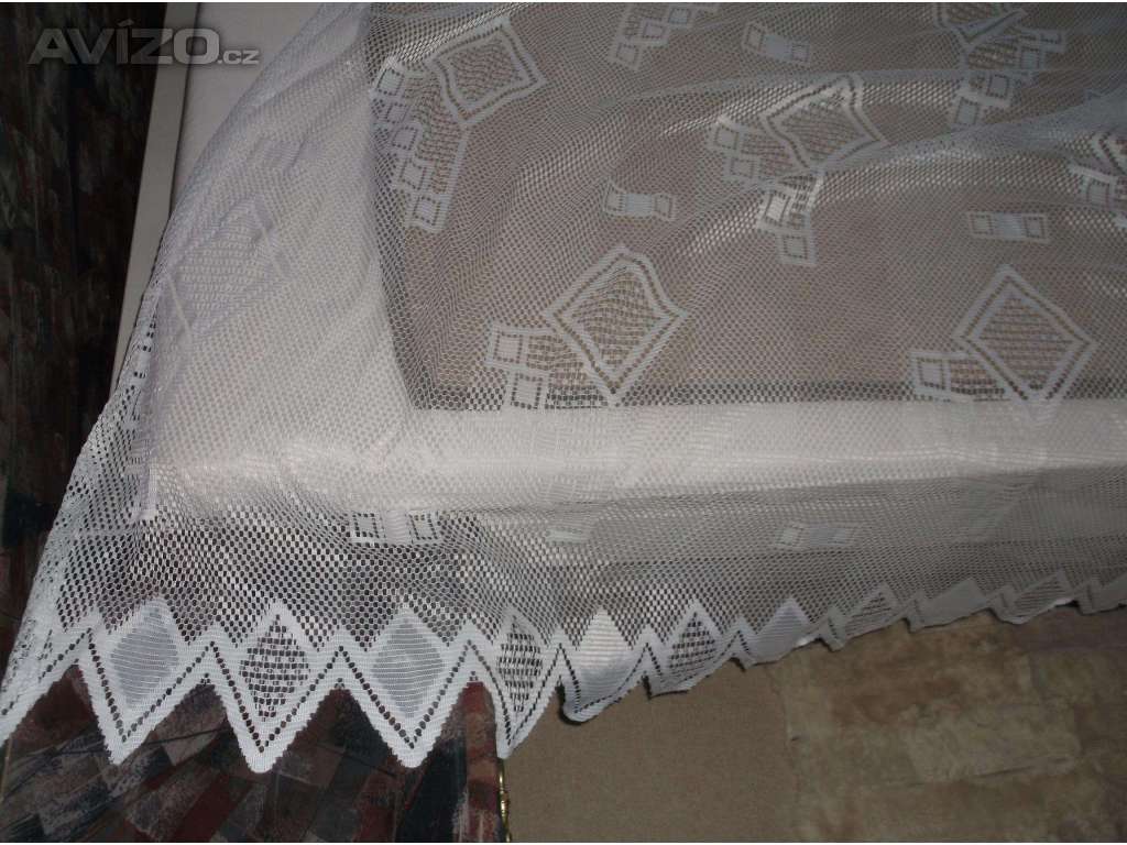 Prodám: pěknou, nepoškozenou bílou záclonu 240x240cm za 400,- Kč