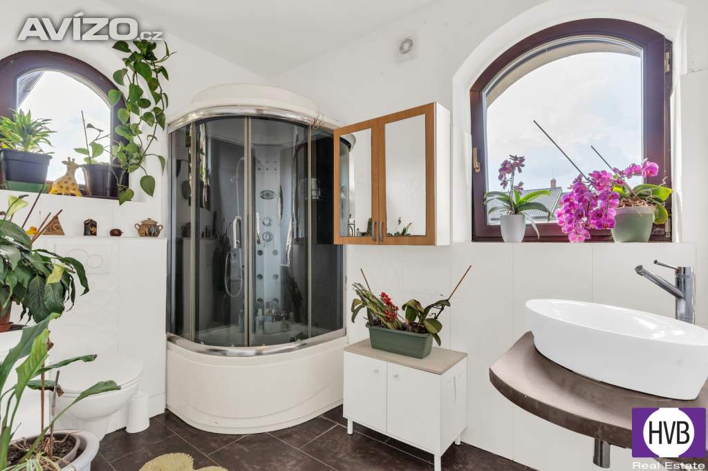 Foto inzerátu Prodej domu, 6+1, 2 NP + 1 PP, 2x garáž, 363,6 m2, pozemek 927 m2, Maková, Sibřina, Praha - východ