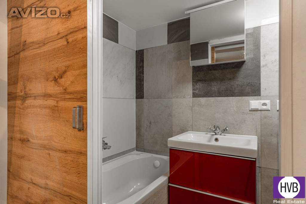 Foto inzerátu Prodej jednotky 1+kk, 12 m2, OV, Praha 6 - Suchdol, ul. Suchdolské náměstí