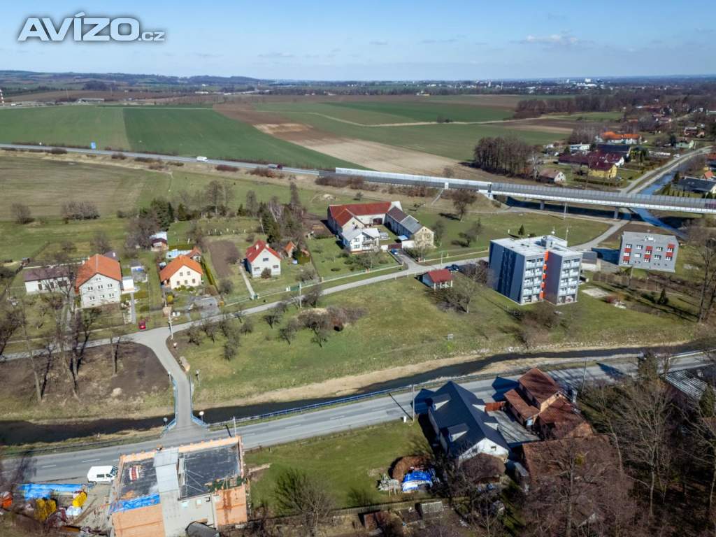 Stavební pozemek s garáží v Hladkých Životicích  ideální pro bydlení i developerský záměr