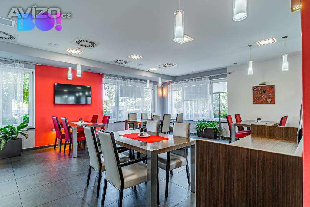 Foto inzerátu Prodej komerčního objektu s restaurací s 4 tenisovými kurty a 5 byty