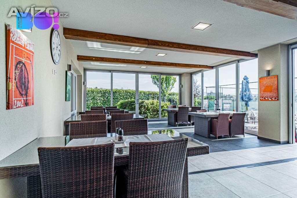 Foto inzerátu Prodej komerčního objektu s restaurací s 4 tenisovými kurty a 5 byty