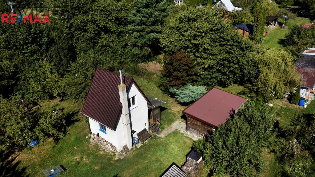 Vaše letní útočiště – zahrada s kouzelnou chatkou čeká na nové majitele