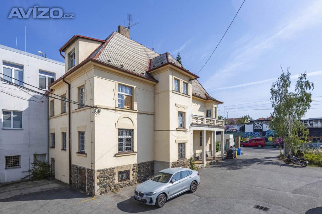 Prvorepubliková vila 15+3,176 m2, obytná plocha 287,45 m2, užitná 482,35 m2 ,podíl 52 % Modřany.
