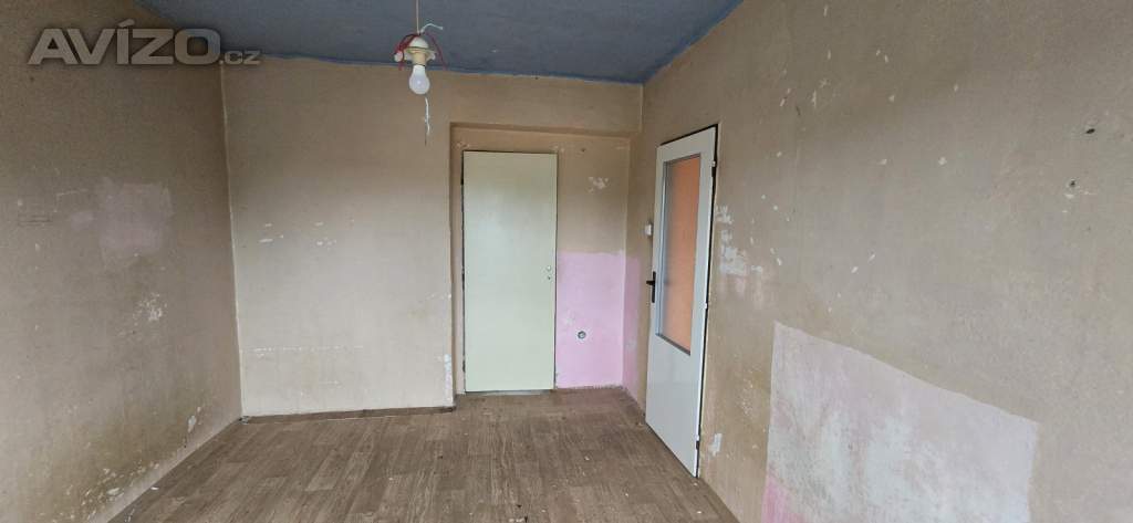 Foto inzerátu Světlý byt 3+1 72 m2, balkon, sklep, 2 NP třípodlažního domu k rekonstrukci.
