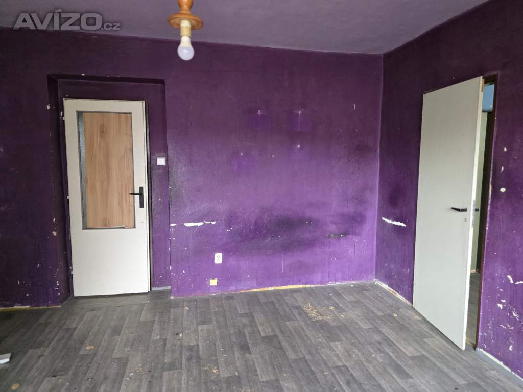 Foto inzerátu Světlý byt 3+1 72 m2, balkon, sklep, 2 NP třípodlažního domu k rekonstrukci.