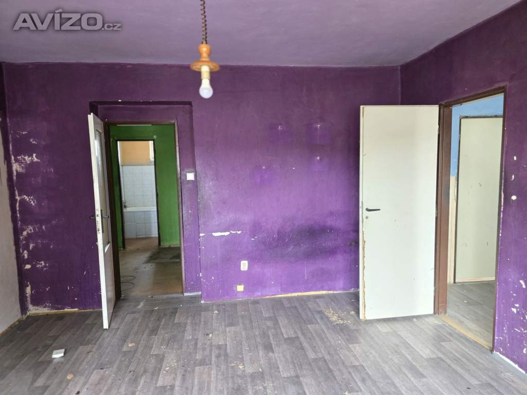 Foto inzerátu Světlý byt 3+1 72 m2, balkon, sklep, 2 NP třípodlažního domu k rekonstrukci.