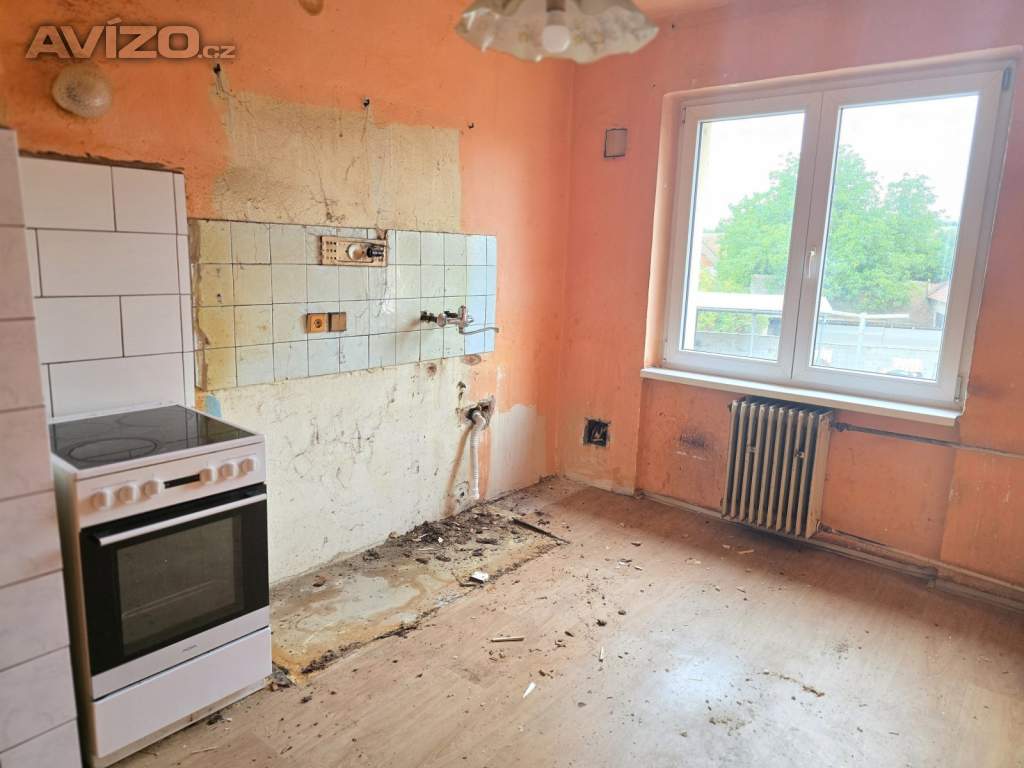 Foto inzerátu Světlý byt 3+1 72 m2, balkon, sklep, 2 NP třípodlažního domu k rekonstrukci.