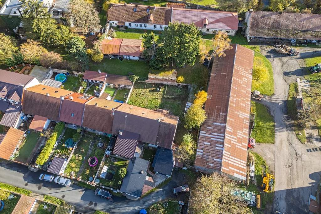 RD 3+kk zastavěná plocha 113 m2, užitná 229 m2,zahrada 344 m2,dobrá lokalita k rekonstrukci, Dobšic