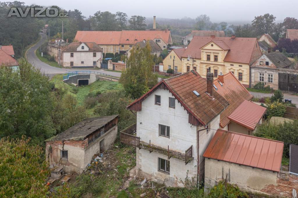 Prodej RD /Chata 60m2, obytná 85 m2 /balkon, pozemek 390 m2, zahrada 320 m2 k rekonstrukci.
