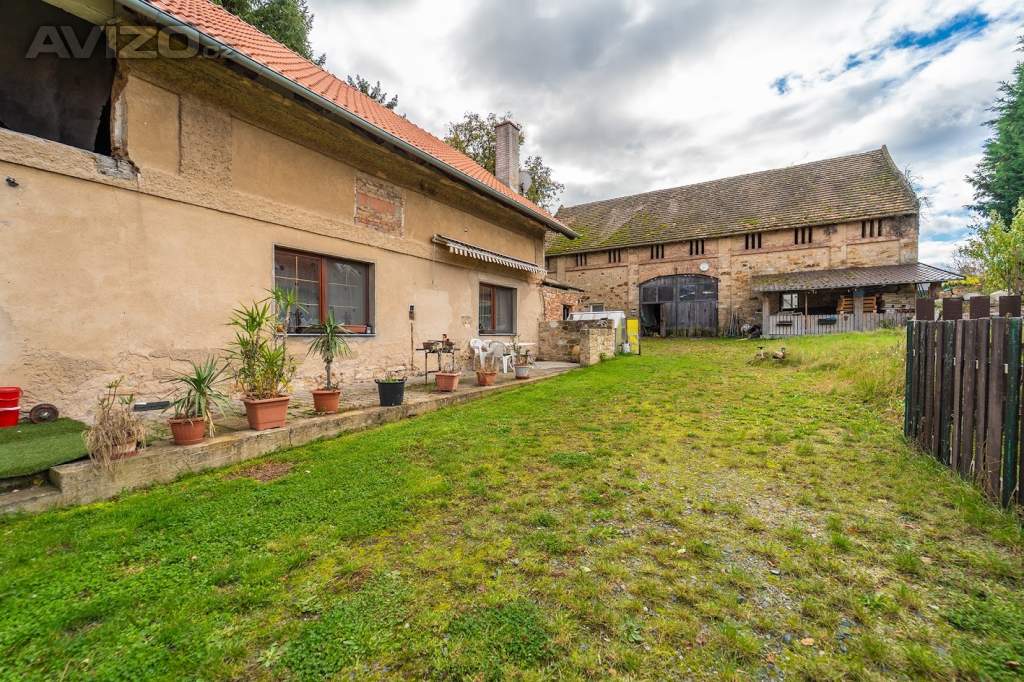 Foto inzerátu 2x RD 4+1 208m2, 2+kk/garsonka 141 m2, stodola 256 m2, pozemek 1 547 m2 v atraktivní lokalitě Vykáň