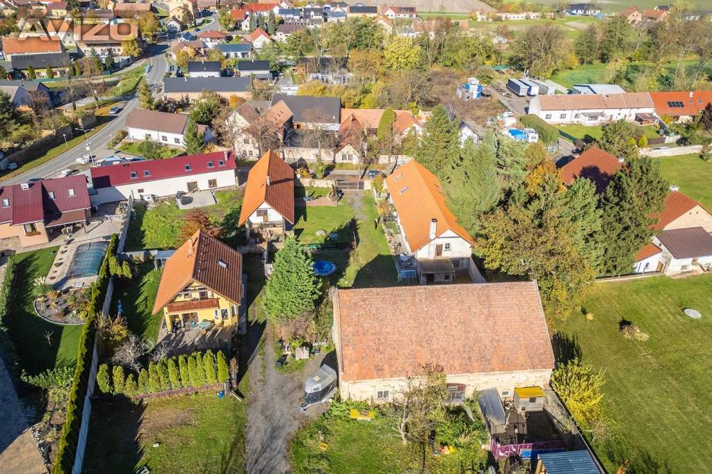 Foto inzerátu 2x RD 4+1 208m2, 2+kk/garsonka 141 m2, stodola 256 m2, pozemek 1 547 m2 v atraktivní lokalitě Vykáň