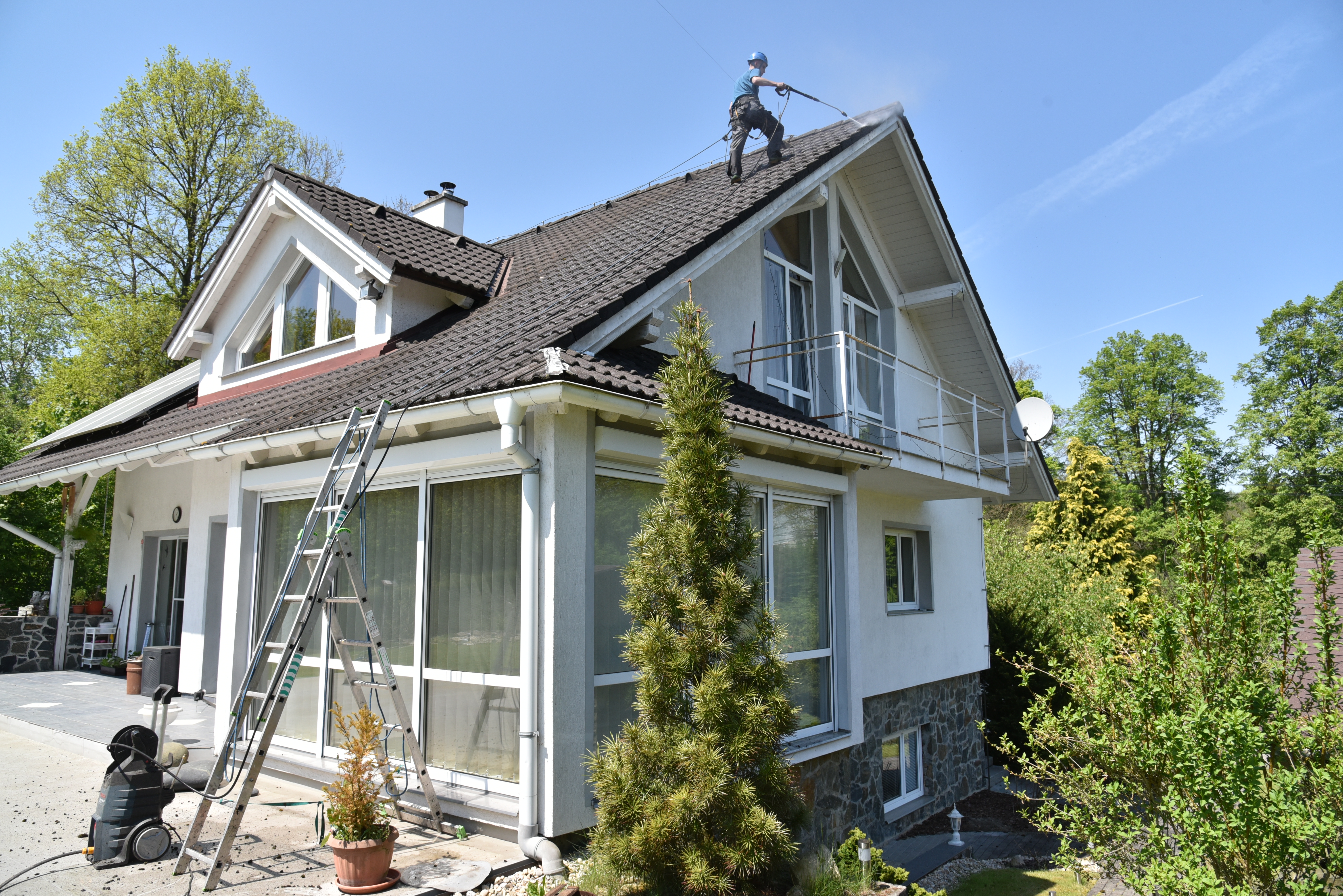 Myti a čištění střech a zájmové dlažby 