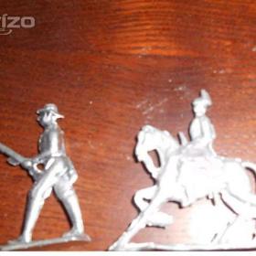 Fotka k inzerátu Cínové figurky -  vojáčci, indiáni, rytíři a další / 12390770