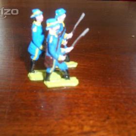 Foto inzerátu Cínové figurky - vojáčci, indiáni, rytíři a další