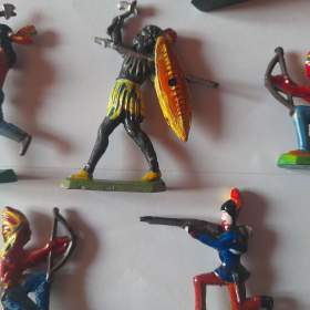 Foto inzerátu Cínové figurky - vojáčci, indiáni, rytíři a další