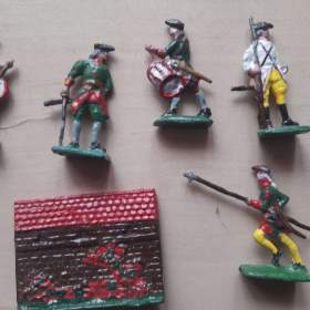 Foto inzerátu Cínové figurky - vojáčci, indiáni, rytíři a další