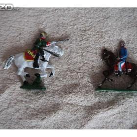 Foto inzerátu Cínoví vojáčci - rytíři, indiáni, pěchota, jízda , děla a další