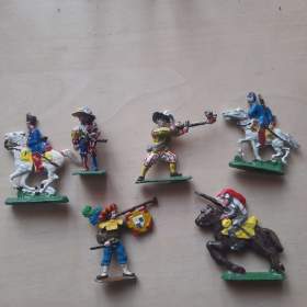 Foto inzerátu Cínoví vojáčci - rytíři, indiáni, pěchota, jízda , děla a další