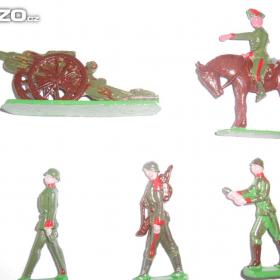 Foto inzerátu Cínové figurky - vojáčci, indiáni, rytíři a další