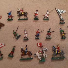 Foto inzerátu Cínové figurky - vojáčci, indiáni, rytíři a další