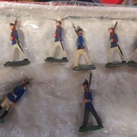 Foto inzerátu Cínové figurky - vojáčci, indiáni, rytíři a další