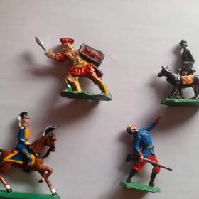 Foto inzerátu Cínové figurky - vojáčci, indiáni, rytíři a další