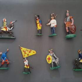 Foto inzerátu Cínové figurky - vojáčci, indiáni, rytíři a další