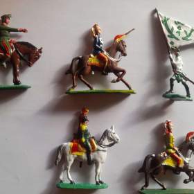 Foto inzerátu Cínové figurky - vojáčci, indiáni, rytíři a další