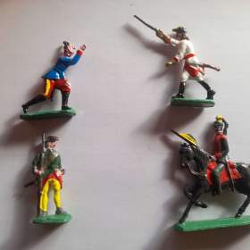 Foto inzerátu Cínové figurky - vojáčci, indiáni, rytíři a další