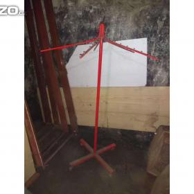 Prodám starší věšák na oblečení - na kolečkách / 14871004