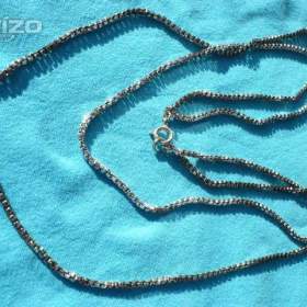 Foto inzerátu Dvojitý řetízek stříbrné barvy