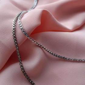 Foto inzerátu Dvojitý řetízek stříbrné barvy