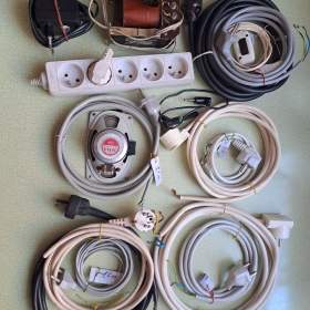 Foto inzerátu Kabely se zásrtčkou a pojistky 250 V.