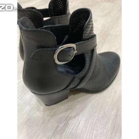 Foto inzerátu Kotníkové boty Baťa