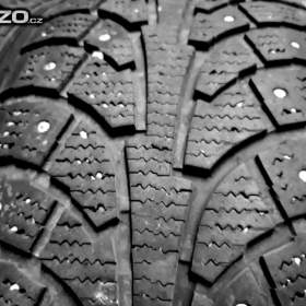 Fotka k inzerátu Prodám 2ks zimních pneu 205/55 R16 Nokian s hřeby / 16295924
