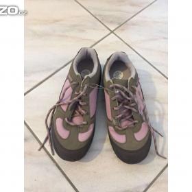 Fotka k inzerátu Nové dívčí trekové boty Quechua “35”. / 19349119