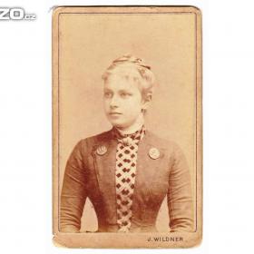 Foto inzerátu Starožitný fotoportrét mladé dámy na kartónu, rok cca 1875