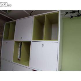 Foto inzerátu Bílá komoda se zelenými výplněmi polic