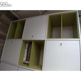 Foto inzerátu Bílá komoda se zelenými výplněmi polic