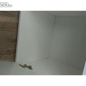Foto inzerátu Bílá komoda se zelenými výplněmi polic