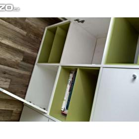 Foto inzerátu Bílá komoda se zelenými výplněmi polic