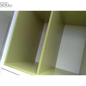 Foto inzerátu Bílá komoda se zelenými výplněmi polic