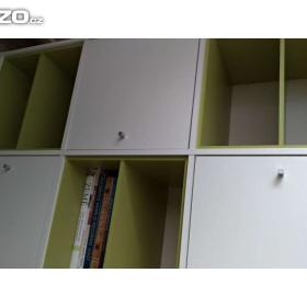 Foto inzerátu Bílá komoda se zelenými výplněmi polic