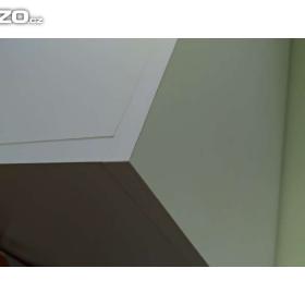 Foto inzerátu Bílá komoda se zelenými výplněmi polic