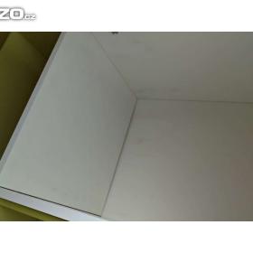 Foto inzerátu Bílá komoda se zelenými výplněmi polic