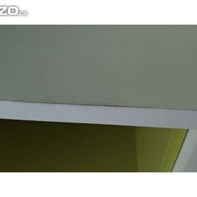 Foto inzerátu Bílá komoda se zelenými výplněmi polic